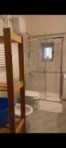 ナポリにあるcasa grecaのバスルーム(トイレ、ガラス張りのシャワー付)