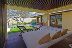 Postel nebo postele na pokoji v ubytování The Bale Nusa Dua by LifestyleRetreats