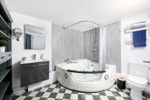 海斯廷斯的住宿－NORTHRISE RETREAT，带浴缸、盥洗盆和卫生间的浴室
