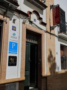 un edificio con una señal de estacionamiento frente a una puerta en SevillaDream en Sevilla