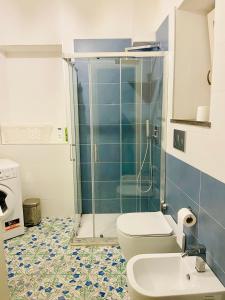 La salle de bains est pourvue d'une douche, de toilettes et d'un lavabo. dans l'établissement Allegra, à Sorrente