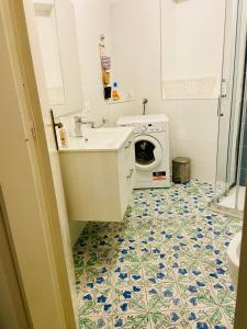 La salle de bains est pourvue d'un lavabo et d'un lave-linge. dans l'établissement Allegra, à Sorrente