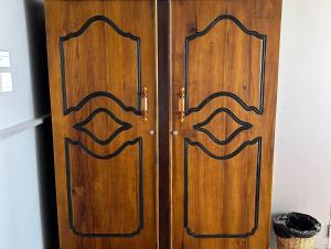um par de portas de madeira num quarto em Kenno's Korner em Weligama