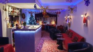 ein Restaurant mit einem Weihnachtsbaum und einer Bar in der Unterkunft Savona Hotel in Skegness