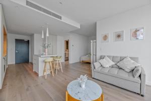 Χώρος καθιστικού στο NEW Top Floor L70 CBD Luxury Apt
