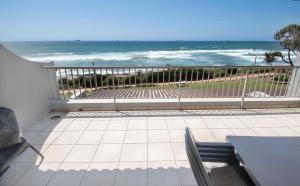 einen Balkon mit Meerblick in der Unterkunft 6 Bronze Bay Umhlanga Rocks in Durban