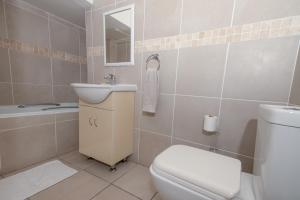 ein Badezimmer mit einem WC, einem Waschbecken und einer Badewanne in der Unterkunft 6 Bronze Bay Umhlanga Rocks in Durban