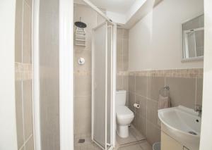 ein weißes Bad mit einem WC und einem Waschbecken in der Unterkunft 6 Bronze Bay Umhlanga Rocks in Durban