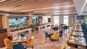 een restaurant met tafels en stoelen en een open haard bij The Palomar By Crossway in Chennai