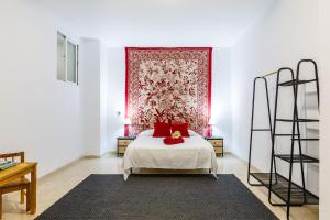托雷德爾馬爾的住宿－A&N Ribeiro，一间卧室配有一张带红色枕头和地毯的床
