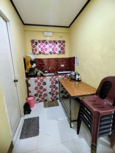Pokój z biurkiem, stołem i krzesłem w obiekcie Jumong's Transient Inn w mieście Bantay