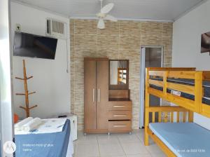1 dormitorio con litera y 1 litera en Suítes Carla e Carol en Praia de Araçatiba