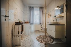 ダンガストにあるFriesenhus Dangastの白いバスルーム(洗面台、トイレ付)