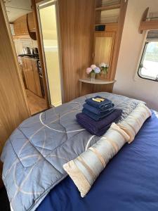 Postel nebo postele na pokoji v ubytování Cosy caravan fun in sunny Nelson with wifi!