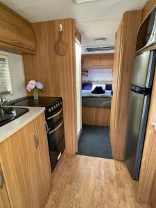 Kuchyň nebo kuchyňský kout v ubytování Cosy caravan fun in sunny Nelson with wifi!