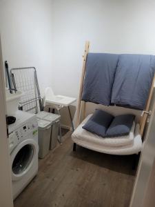 um pequeno quarto com um beliche e uma máquina de lavar roupa em Wohnung unterm Burghalder - Direkt am Waldrand em Hauenstein