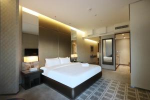 ein großes Schlafzimmer mit einem großen weißen Bett und Beleuchtung in der Unterkunft Livbnb - City Center Studio close to Everything in Dubai