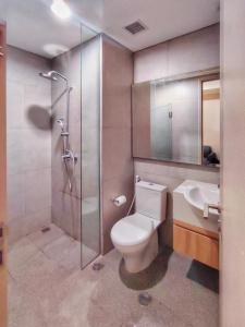 La salle de bains est pourvue de toilettes, d'une douche et d'un lavabo. dans l'établissement BRAND NEW 2BR Apt Menara Jakarta, Jkt Inter Expo, à Jakarta