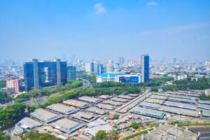 une vue aérienne sur une ville avec de grands bâtiments dans l'établissement BRAND NEW 2BR Apt Menara Jakarta, Jkt Inter Expo, à Jakarta