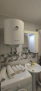 baño con lavabo blanco y aseo blanco en Ilma, en Sarajevo