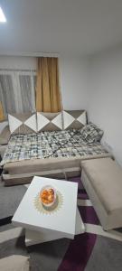 Un dormitorio con una cama con un plato de naranjas. en Ilma, en Sarajevo