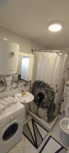 y baño con lavamanos y cortina de ducha. en Ilma, en Sarajevo