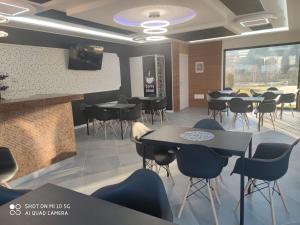 een restaurant met tafels en stoelen in een kamer bij PENSIUNEA IDEAL in Băile Borşa