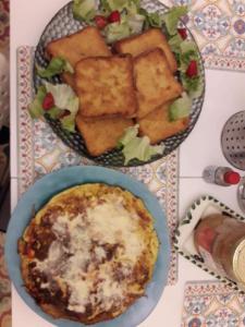 Cospicua的住宿－Corto Maltese Guest House，一张桌子,上面放着两盘食物和沙拉