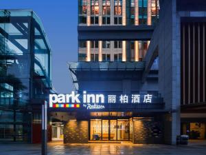 重慶市にあるPark Inn by Radisson Chongqing Yuelai International Expo Centerの公園の看板が目の前にある建物