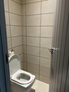 a bathroom with a white toilet in a room at Captivating 2-Bed Apartment in Brentwood in Brentwood