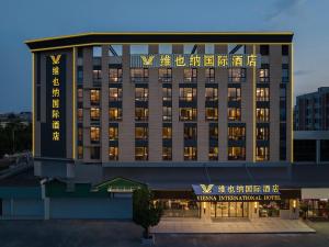 ein Gebäude mit einem Schild für ein Hotel in der Unterkunft Vienna International Hotel Xiamen Tong'an Industrial Concentration Area in Tong'an