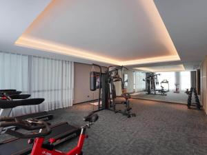 天津的住宿－丽柏酒店天津空港滨海国际机场店，健身房,室内配有几辆健身自行车