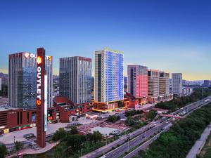 蘭州市にあるVienna International Hotel Lanzhou SASSEUR Outlets & Yellow Riversideの高層ビルと高速道路が並ぶ街並み
