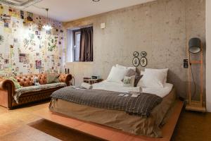 une chambre avec un grand lit et un canapé dans l'établissement ClinkMama, à Amsterdam