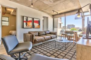 ケープタウンにあるThe Quarter Apartmentsのソファとテーブルのあるリビングルーム