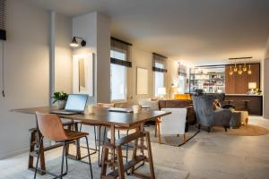 ein Esszimmer mit einem Tisch, auf dem ein Laptop steht in der Unterkunft Homie in Rimini