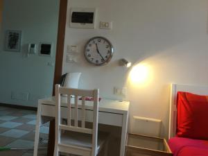 Cette chambre dispose d'un bureau et d'une horloge murale. dans l'établissement Residence Villa Rendina, à Mestre