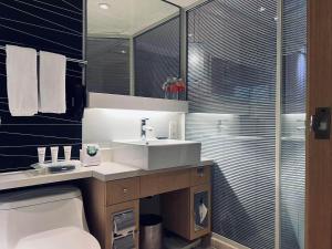 Koupelna v ubytování Park Inn by Radisson Shanghai Downtown + 28 fotografií