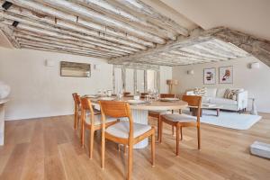 a dining room with a table and chairs at Apartment Place Vendome by Studio prestige in Paris