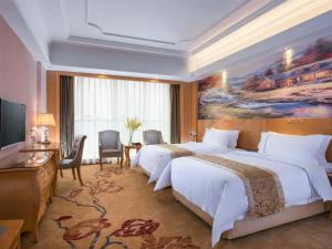 Vienna International Hotel Foshan Lecong Center في شوند: غرفة فندقية بسريرين ولوحة على الحائط