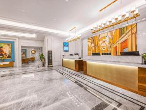 a lobby of a hotel with a reception desk at Vienna International Hotel Xianyang International Airport Hotel in Xianyang