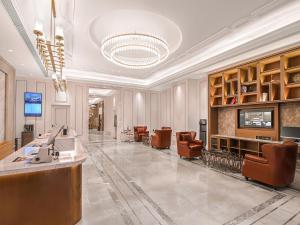 a large lobby with a dermatologist office with chairs and a waiting room at Vienna International Hotel Lanzhou SASSEUR Outlets & Yellow Riverside in Lanzhou