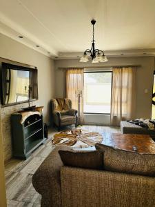 sala de estar con sofá y chimenea en Euphorie, en Walvis Bay