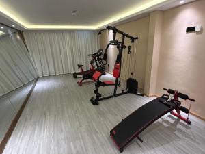 einen Fitnessraum mit zwei Laufbändern in einem Zimmer in der Unterkunft Vienna International Hotel Kunming longquan road Finance University in Kunming