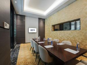 une salle de conférence avec une longue table et des chaises dans l'établissement Park Inn by Radisson Wenzhou Longwan International Airport Wanda Plaza, à Xingqianjie 37 autres photos