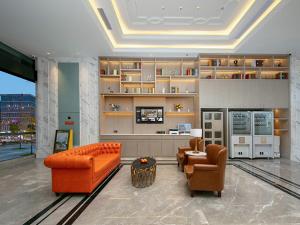 a living room with couches and chairs in a building at Vienna International Hotel Chengdu Shuangliu Airport Terminal Beijing Hualian in Chengdu +18 photos