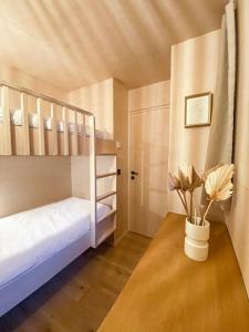 Chalet Mélèze skis aux pieds Alpes, Sainte-Foy station 1550客房内的一张或多张床位