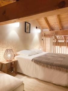 圣福瓦-塔朗泰斯Chalet Mélèze skis aux pieds Alpes, Sainte-Foy station 1550的一间卧室，有两张床和一张带灯的桌子
