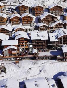 圣福瓦-塔朗泰斯Chalet Mélèze skis aux pieds Alpes, Sainte-Foy station 1550的雪覆盖的一组建筑