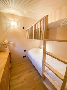 Chalet Mélèze skis aux pieds Alpes, Sainte-Foy station 1550客房内的一张或多张床位